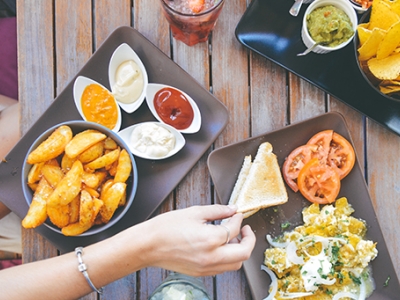 How to model hospitality to your kids image